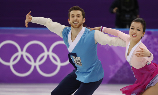 [올림픽] 아리랑의 멋   20일 강릉아이스아레나에서 열린 2018 평창동계올림픽 피겨스케이팅 아이스댄스 프리댄스에서 한국의 민유라와 알렉산더 겜린이 '아리랑'에 맞춰 연기를 펼치고 있다.